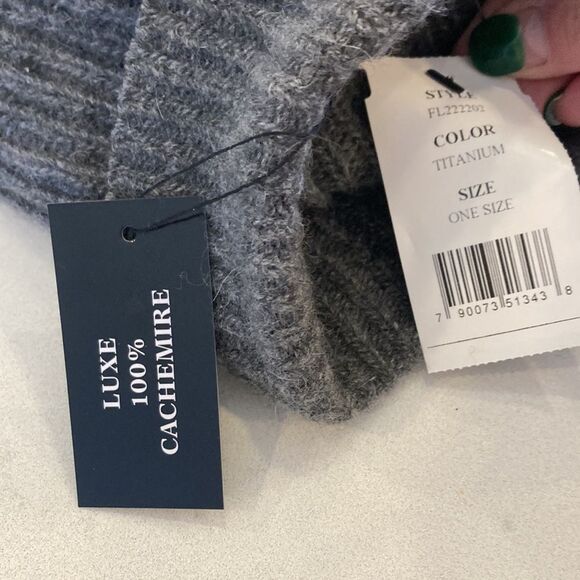 New with Tags, Saks Fifth Avenue Green Pom Pom Beanie Thick Ribbed Warm - Picture 5 of 7